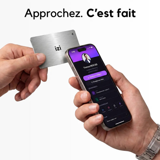 Carte de visite NFC métal izi.metal acier approchée d'un iPhone qui ouvre le profil